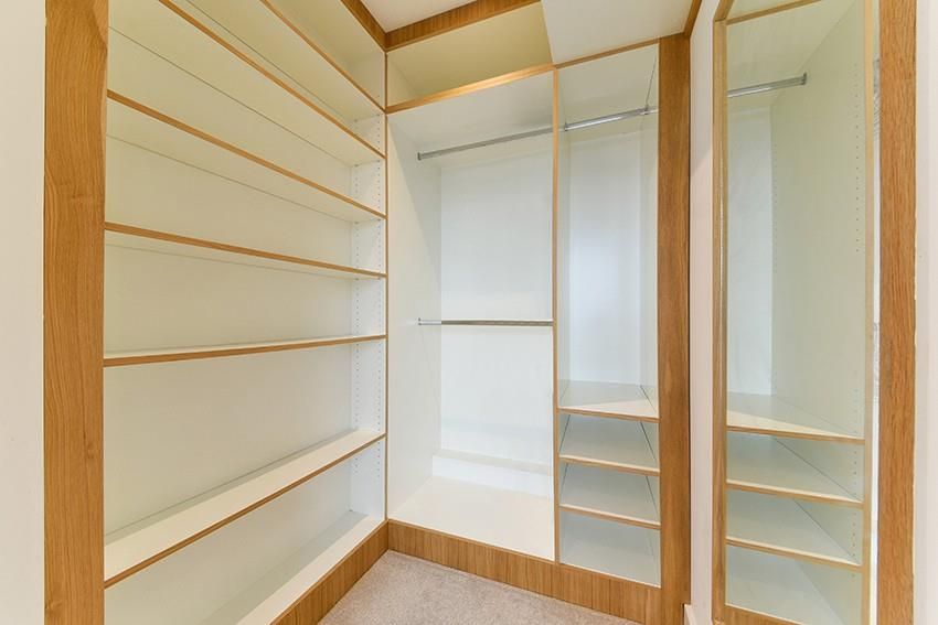 Property photo 3 of 8 Walk In Wardrobe