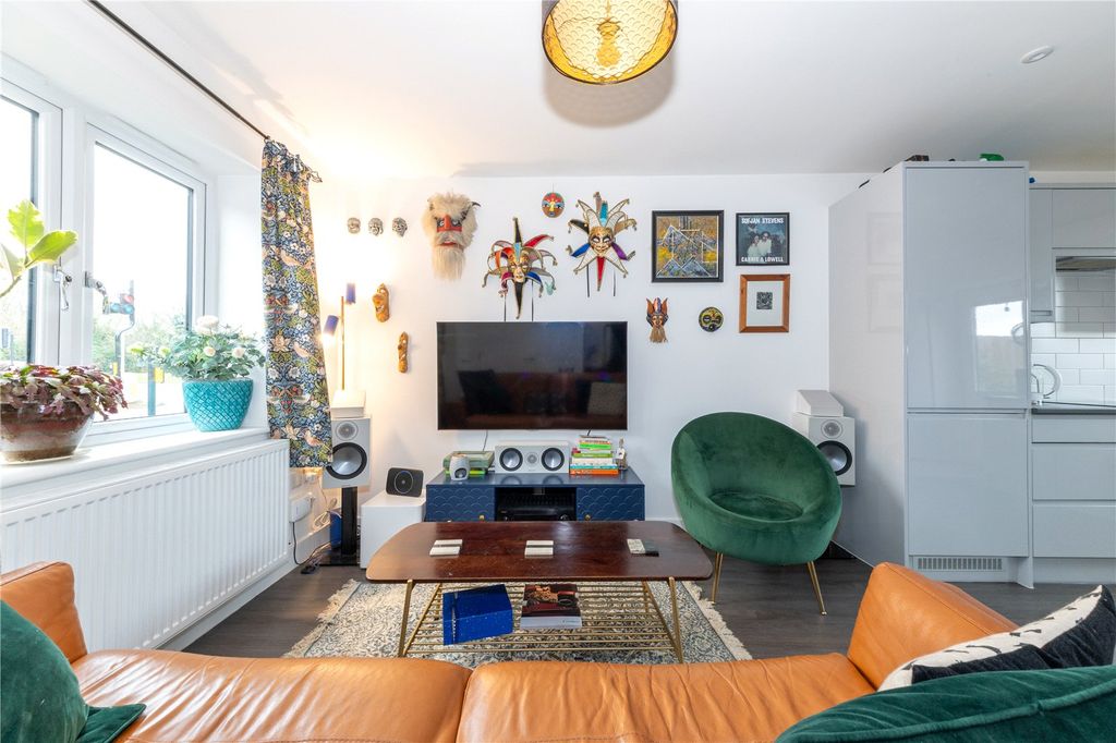 Property photo 3 of 17 Ground Floor