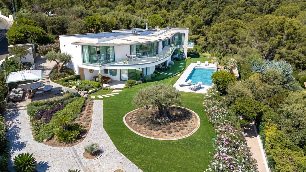 Property photo 2 of 11