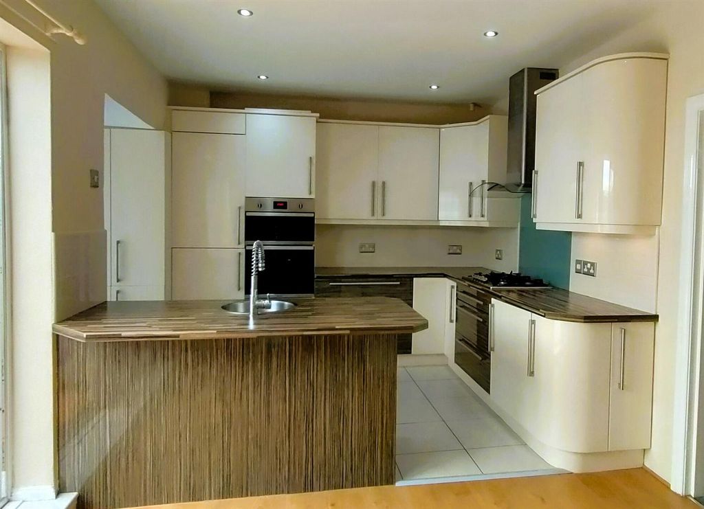 Property photo 3 of 12 Kitchen