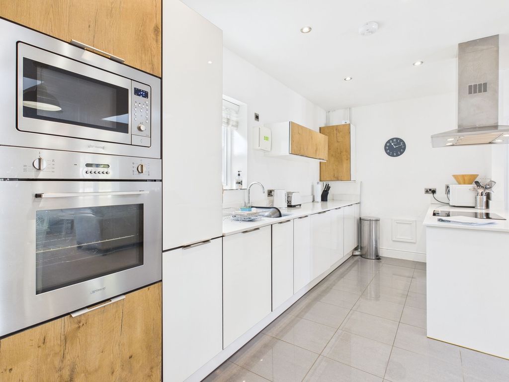 Property photo 3 of 12 Kitchen