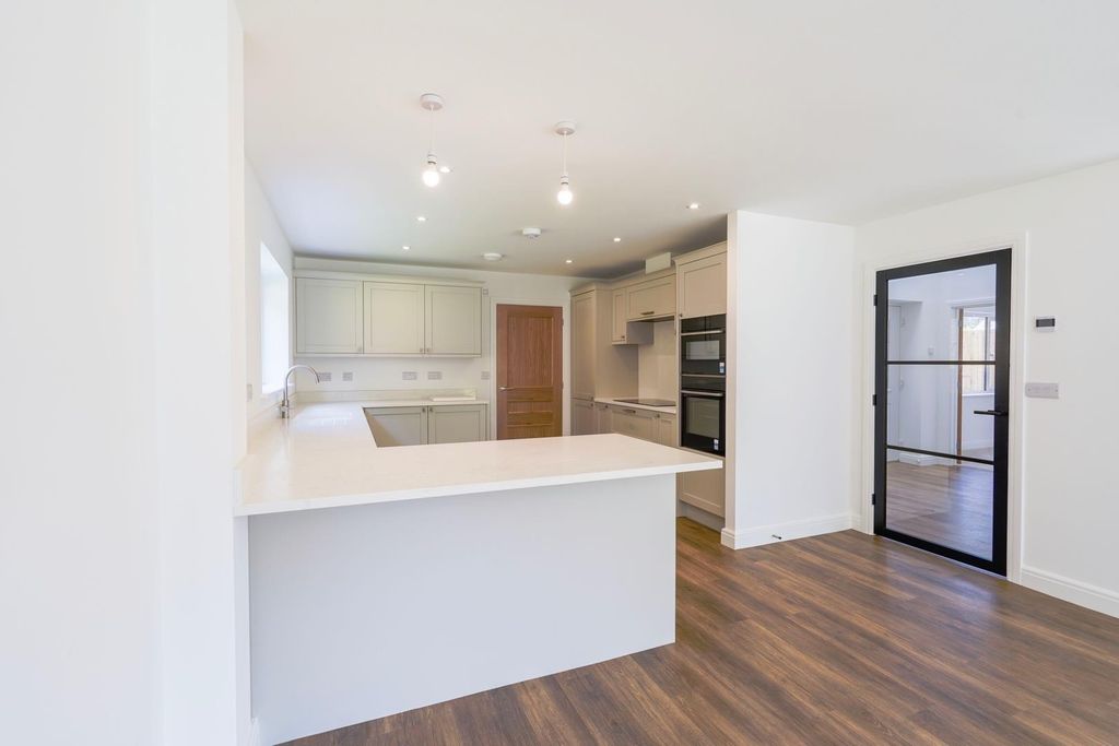 Property photo 2 of 17 Vz5Jebaeoeqk1Lypqiaa5G.Jpg