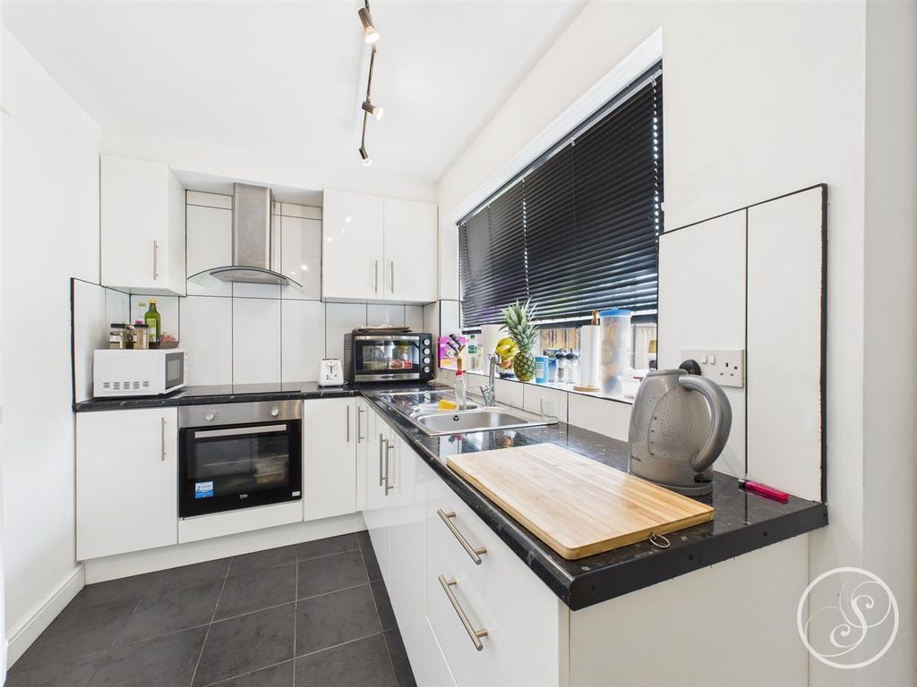 Property photo 2 of 9 Kitchen