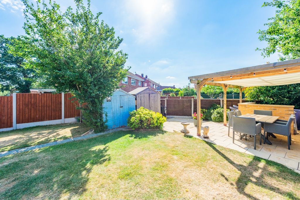Property photo 2 of 17 Garden.. Emilydimelowewwemovewhitchurchandnantwich
