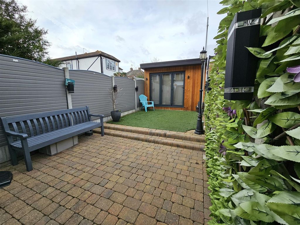 Property photo 3 of 17 Garden