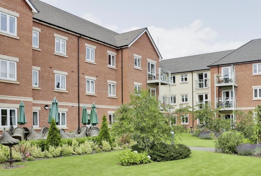 Property photo 3 of 9 Farnham House Gardens