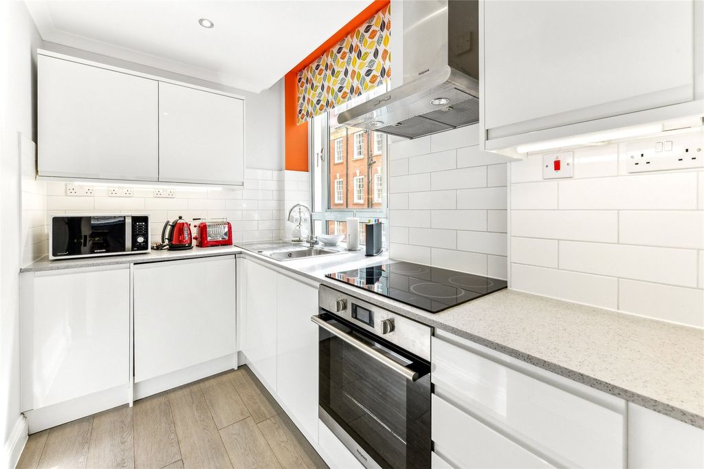 Property photo 2 of 11 Little Adelphi