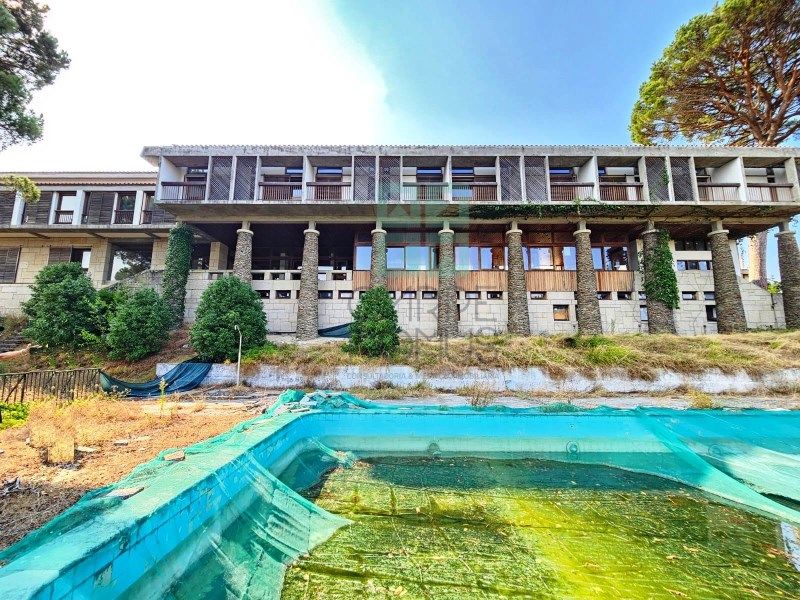 Property photo 2 of 99