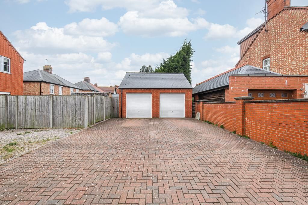 Property photo 2 of 27