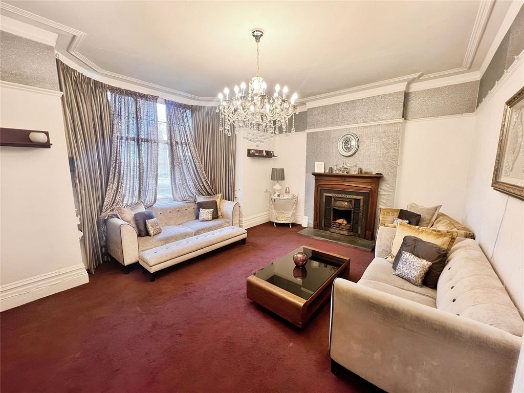 Property photo 3 of 19 Lounge