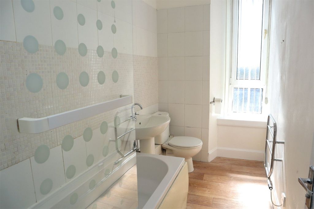 Property photo 3 of 10 Bathroom