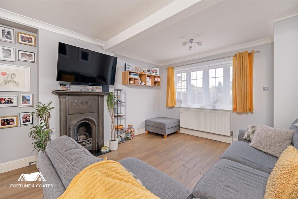 Property photo 3 of 20 Hillmead Close-9.Jpg