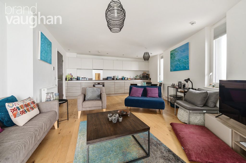 Property photo 1 of 11 Living Room