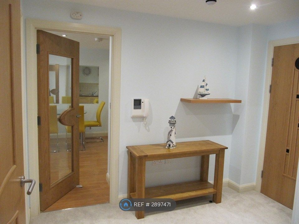 Property photo 3 of 10 Hall