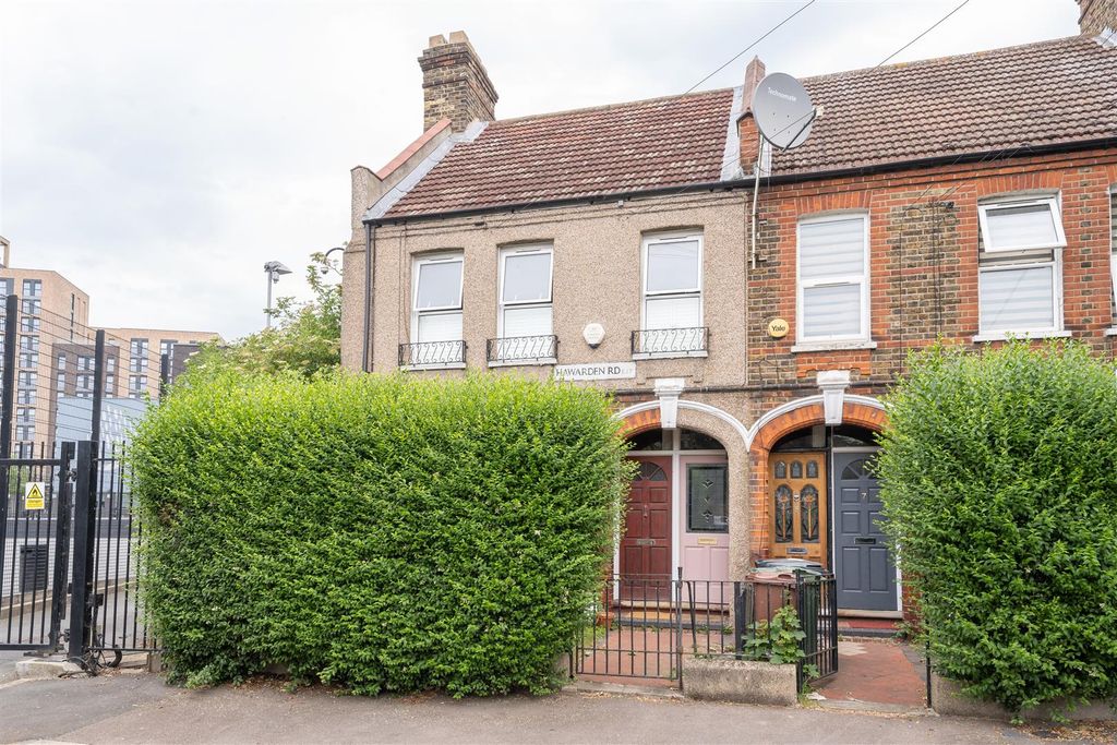Property photo 1 of 19 Hawarden Road, E17