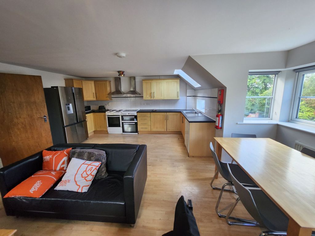 Property photo 2 of 32