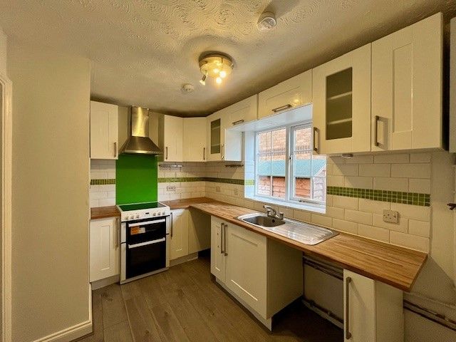 Property photo 3 of 6 Kitchen