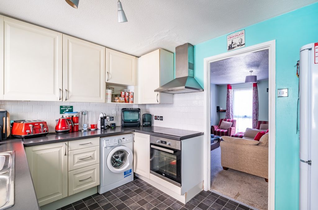 Property photo 3 of 11 Kitchen