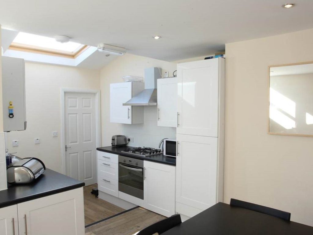 Property photo 3 of 20 Kitchen (2)