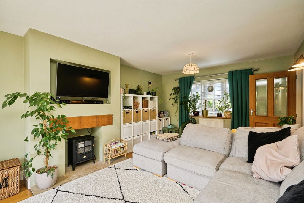 Property photo 2 of 16 Lounge