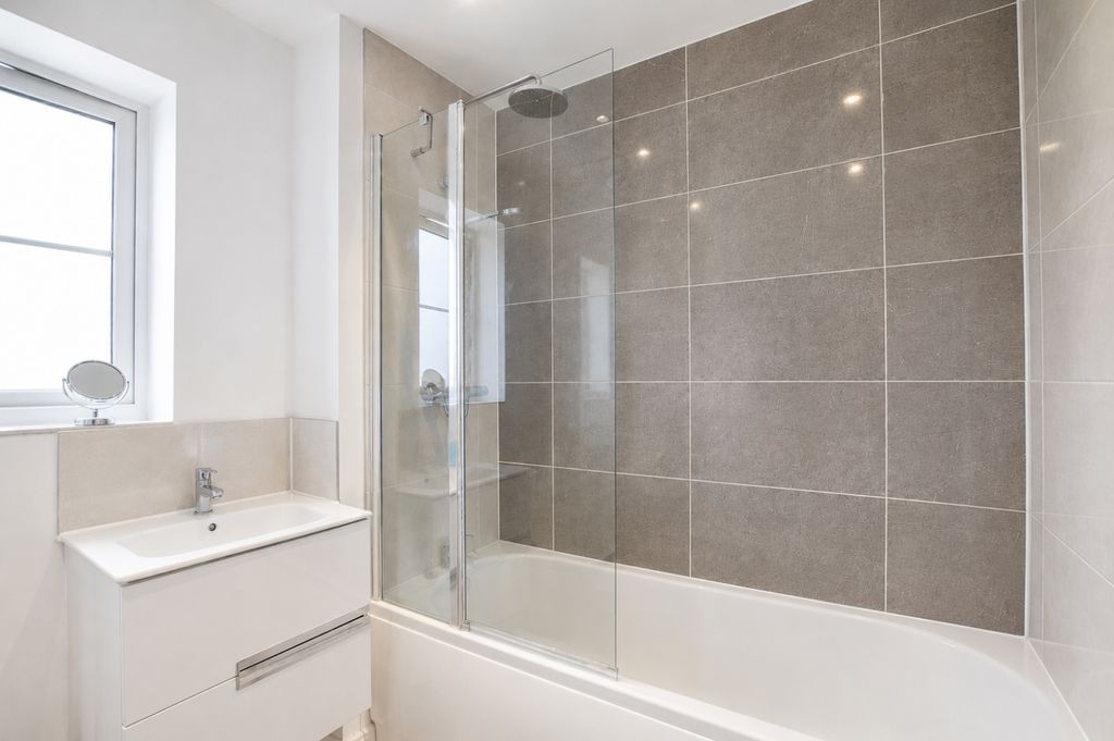 Property photo 3 of 7 Shared Bathroom Image
