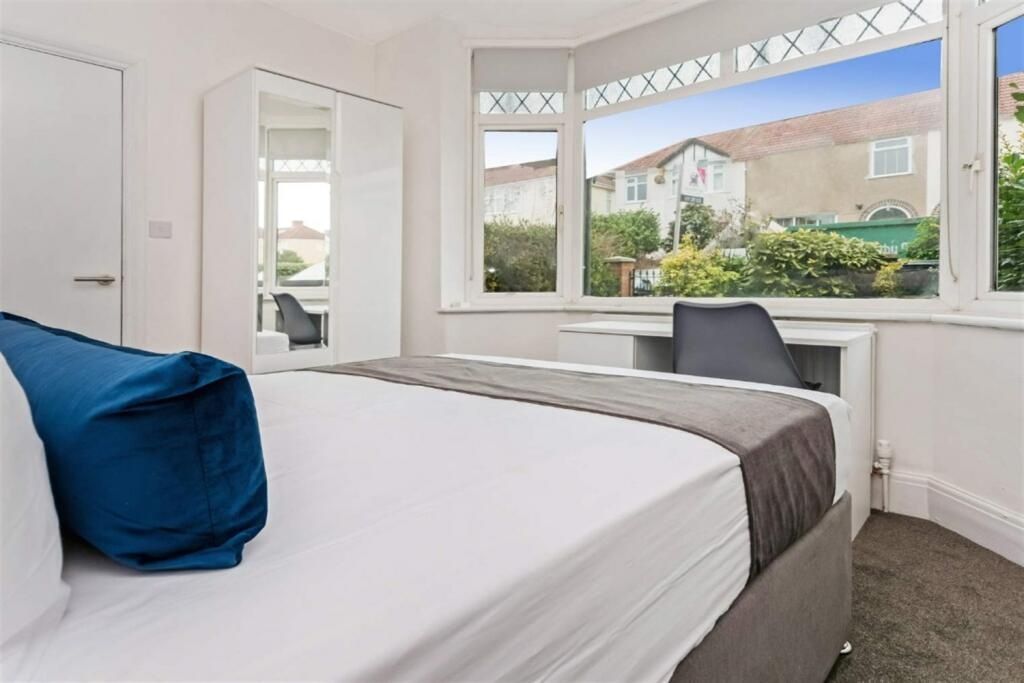 Property photo 3 of 14 Bright And Inviting Double Bedroom Featuring A Com...