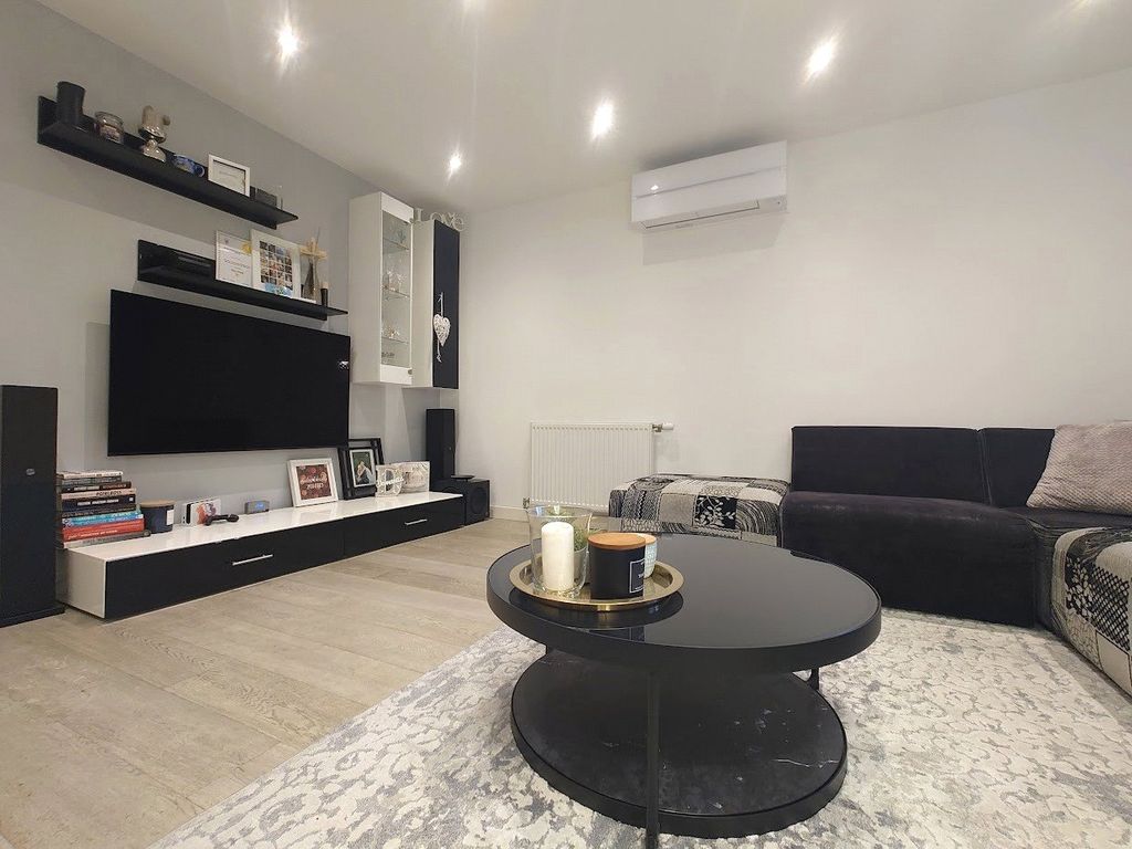 Property photo 3 of 14 Lounge (2)