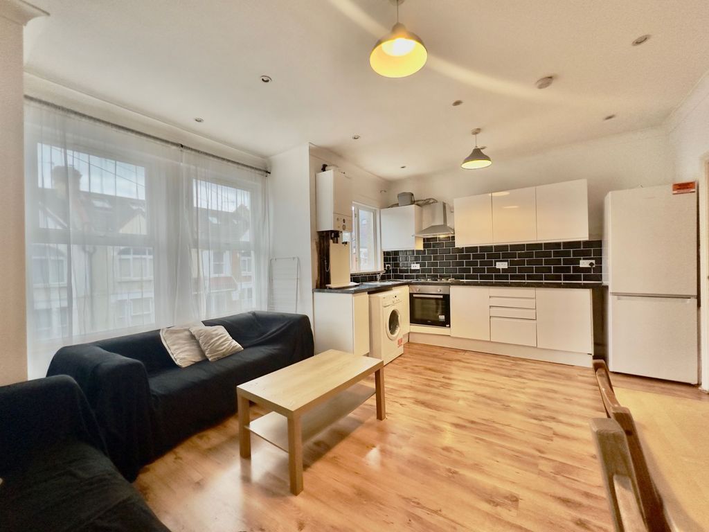 Property photo 1 of 14 4 Bedroom Flat To Let In Tooting