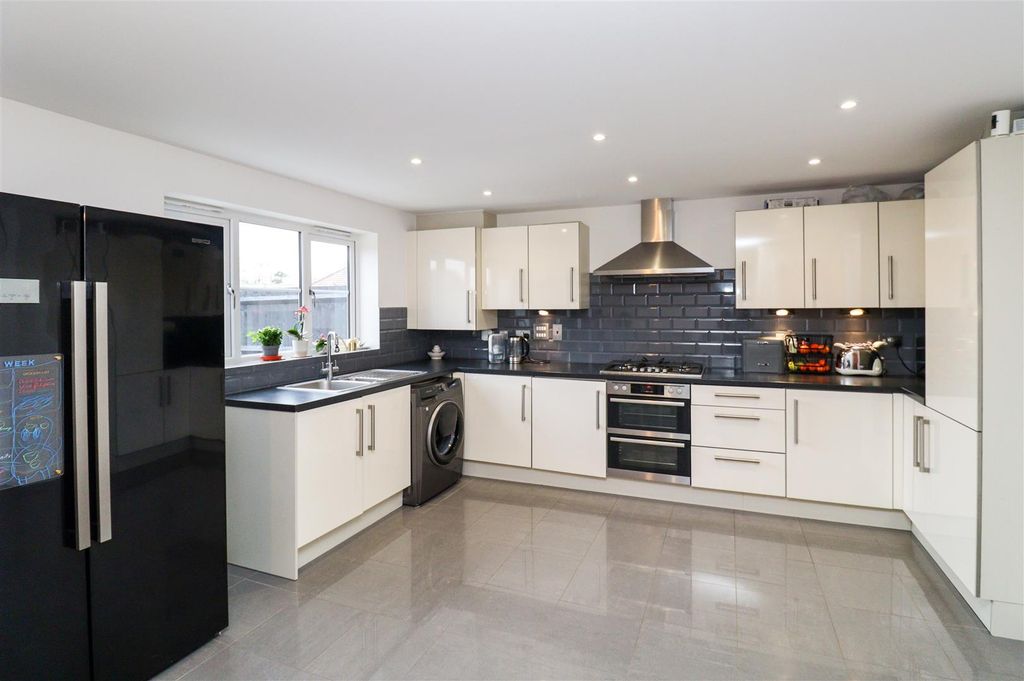 Property photo 3 of 18 Kitchen/Dining Room