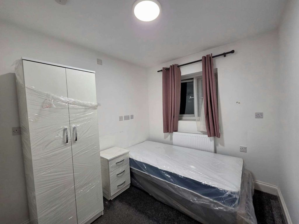 Property photo 1 of 18 Range Of Single / Double Rooms For Rent Ig6
