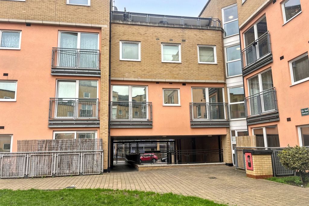 Property photo 2 of 10 125 Wooldridge Close, Feltham Tw14 8Bh