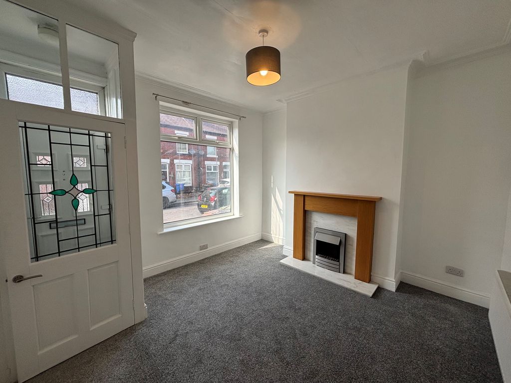 Property photo 1 of 12 Livingroom