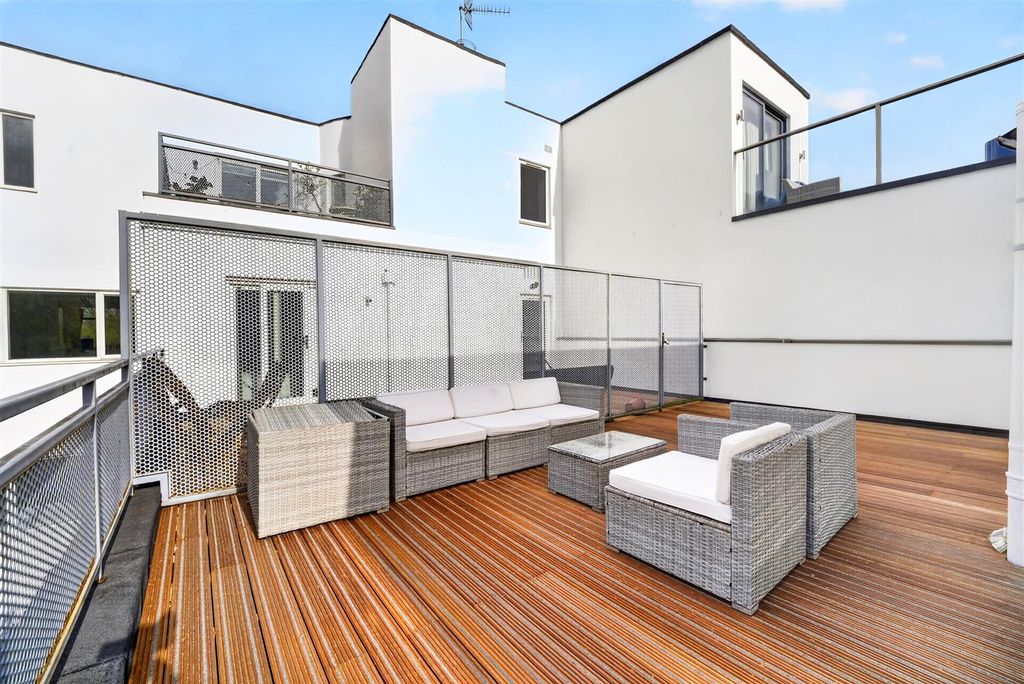 Property photo 1 of 18 To Let 2 Bedroom Flat Terrace Liverpool Road N1  W
