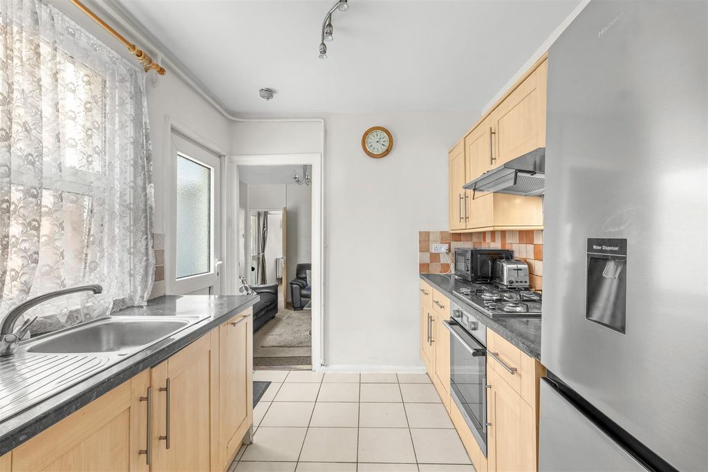 Property photo 3 of 11 Kitchen