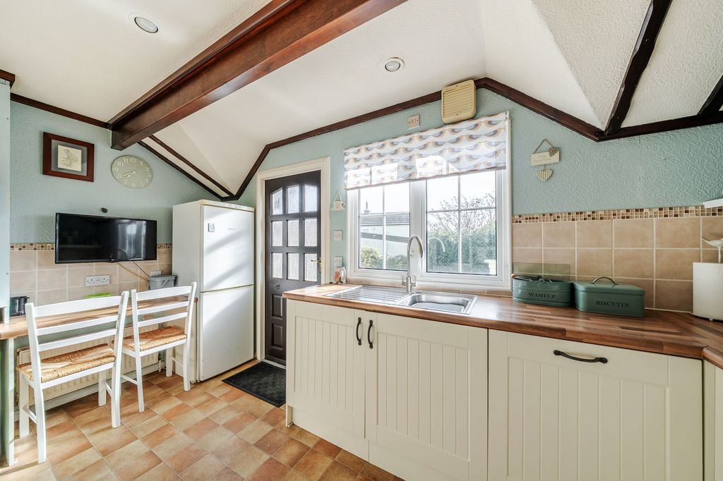 Property photo 3 of 19 Kitchen