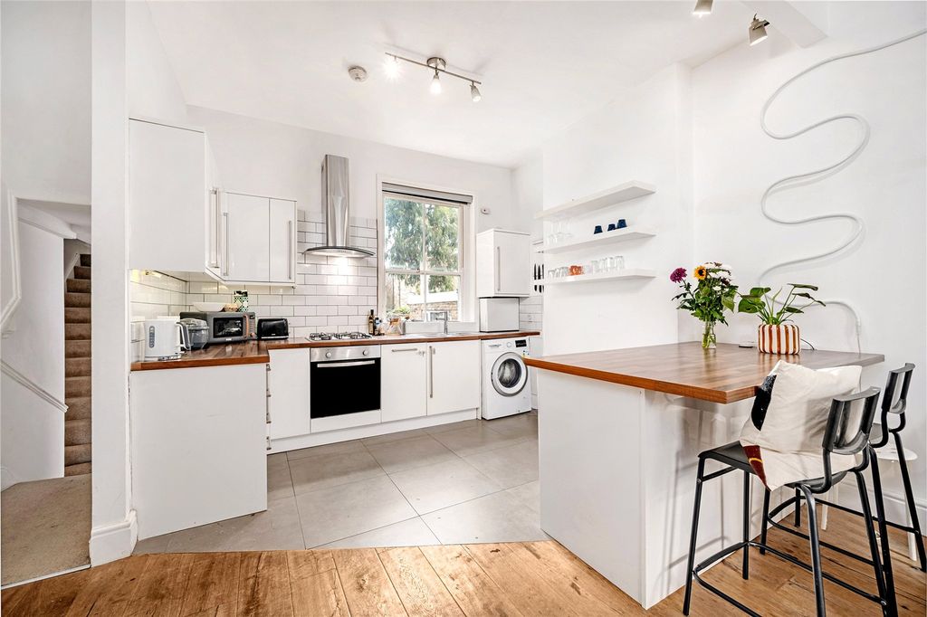 Property photo 3 of 10 Kitchen