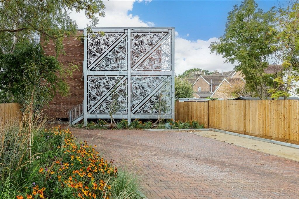 Property photo 1 of 7 Side Use