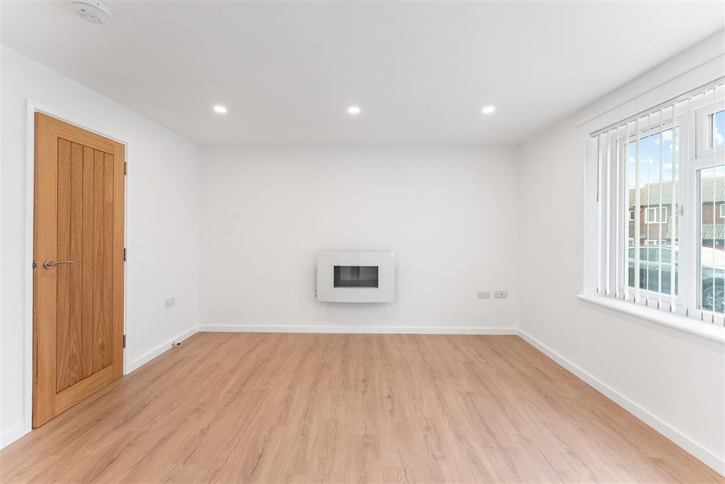Property photo 2 of 16 24 Gatcombe Drive Stoke Gifford Bs34 8Nx Raw -Inte