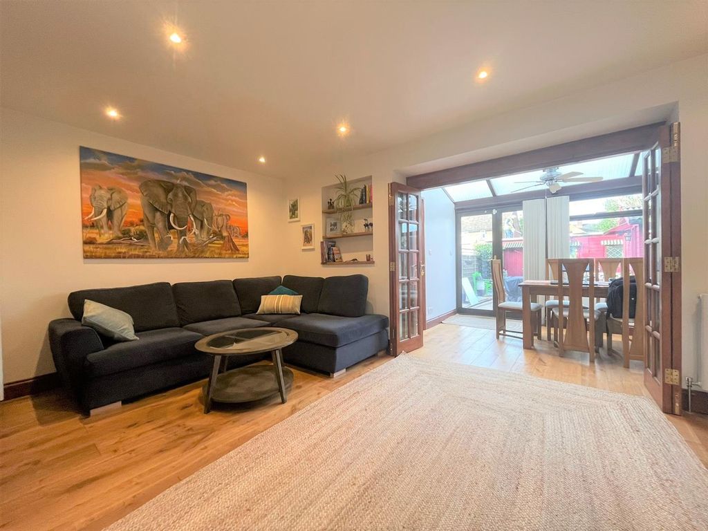 Property photo 2 of 12 Lounge 3