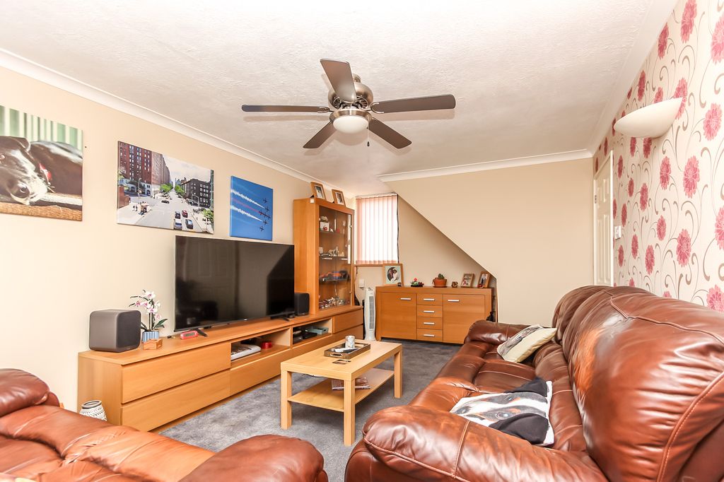 Property photo 3 of 13 Lounge