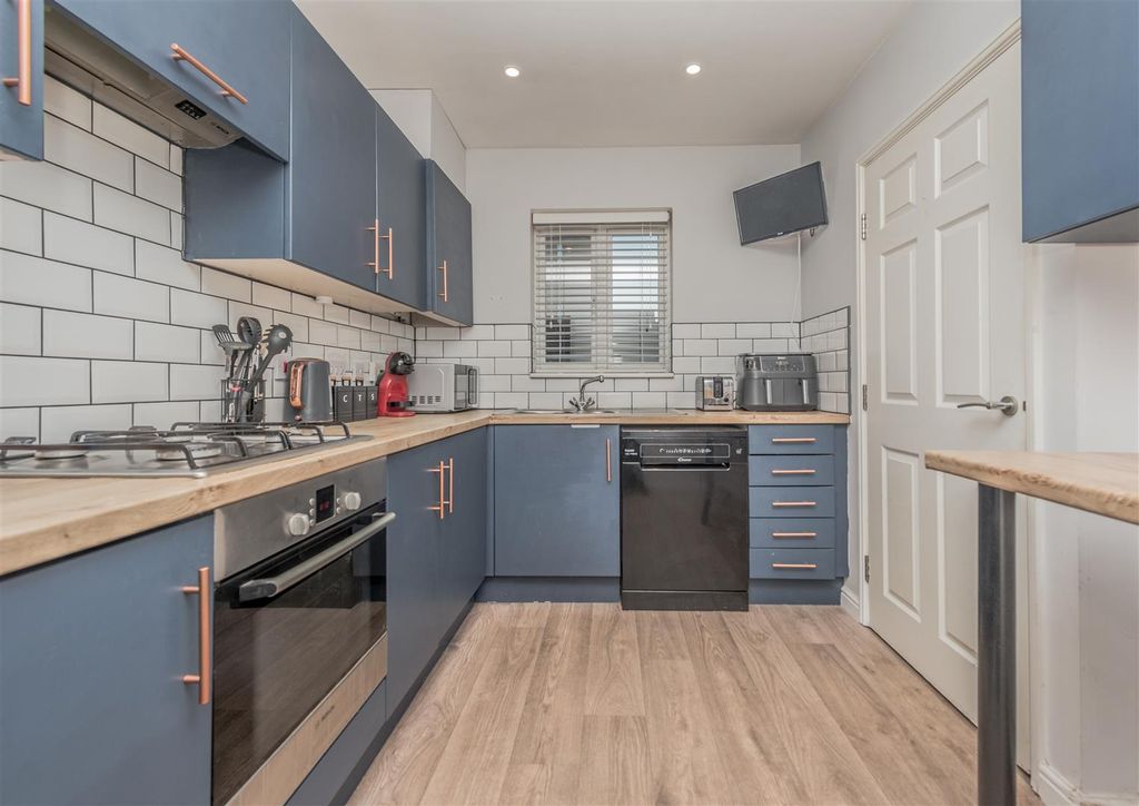 Property photo 3 of 22 Fitted Breakfast Kitchen: