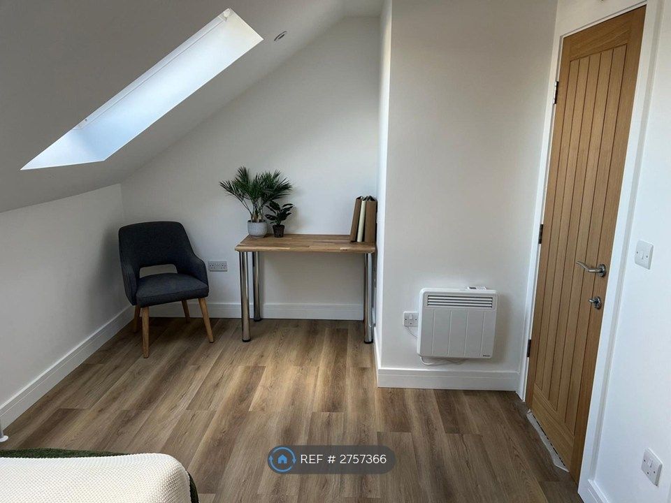 Property photo 3 of 11 Room 5 - Available Now (£800)