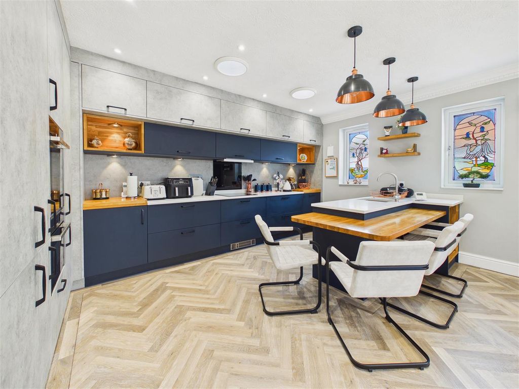 Property photo 3 of 18 Living Kitchen