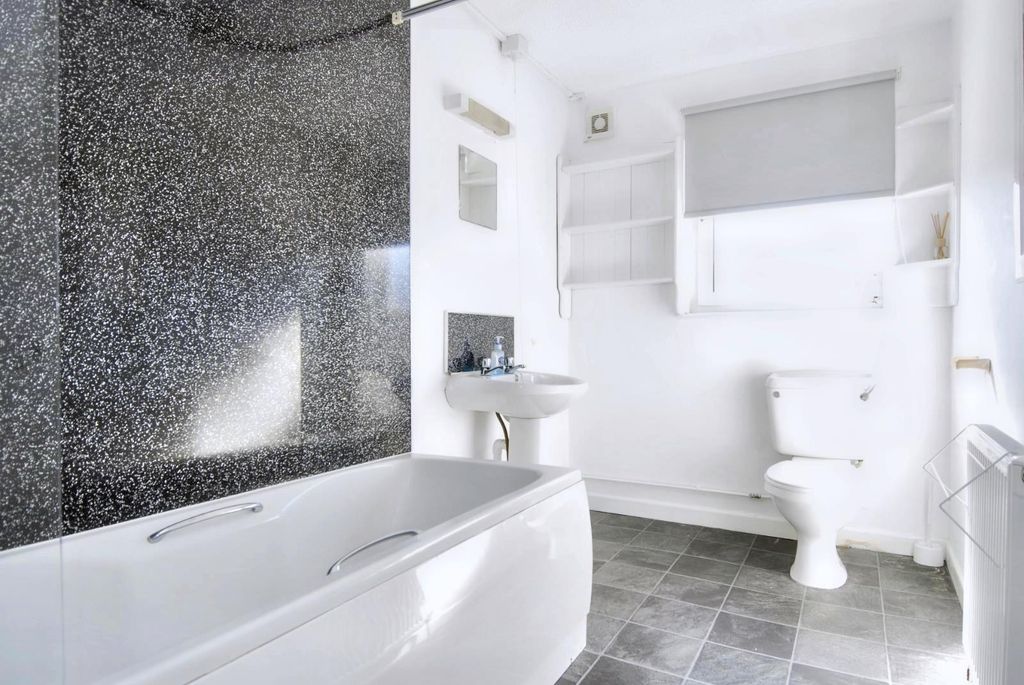 Property photo 2 of 6 Bathroom.Jpeg