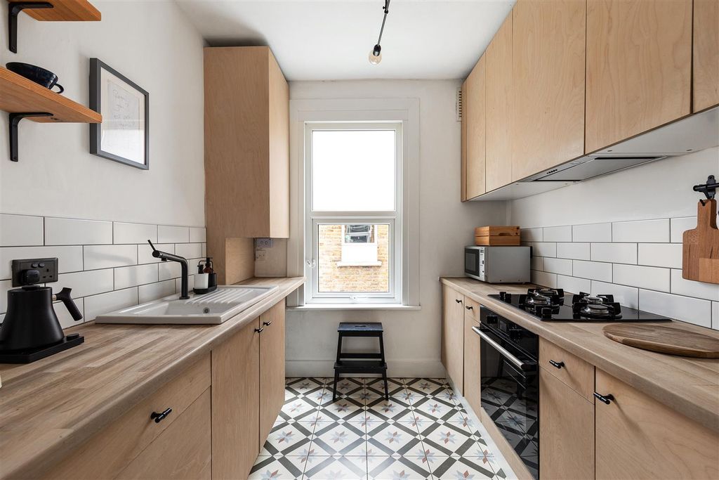 Property photo 3 of 38 Brettenham Road, E17