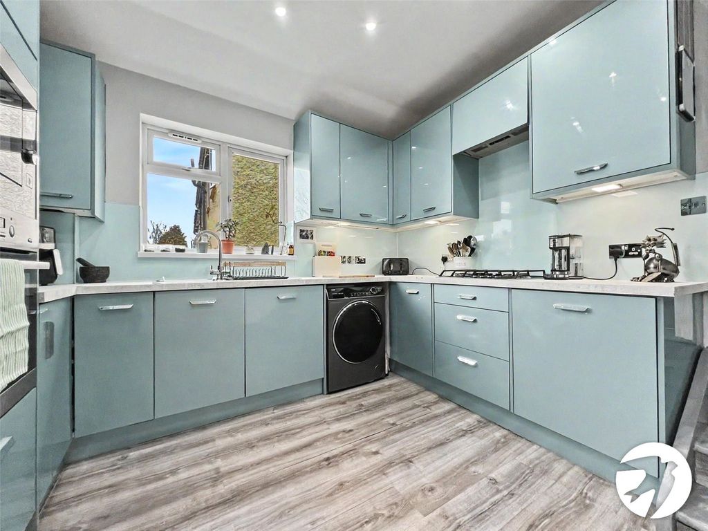 Property photo 3 of 11 Kitchen