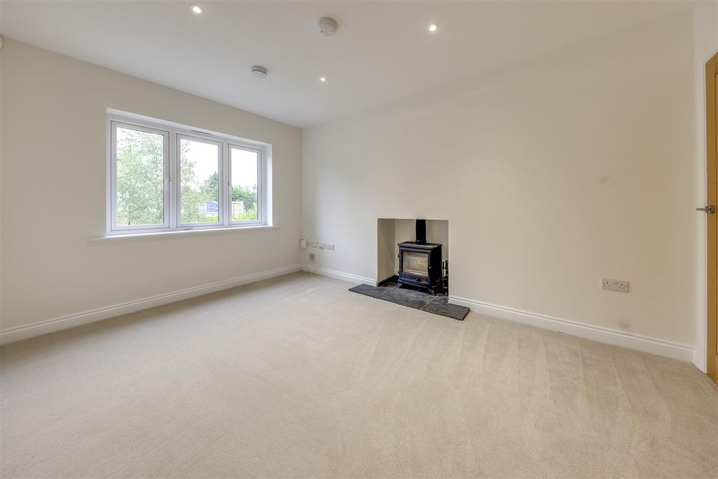 Property photo 3 of 27 Lounge