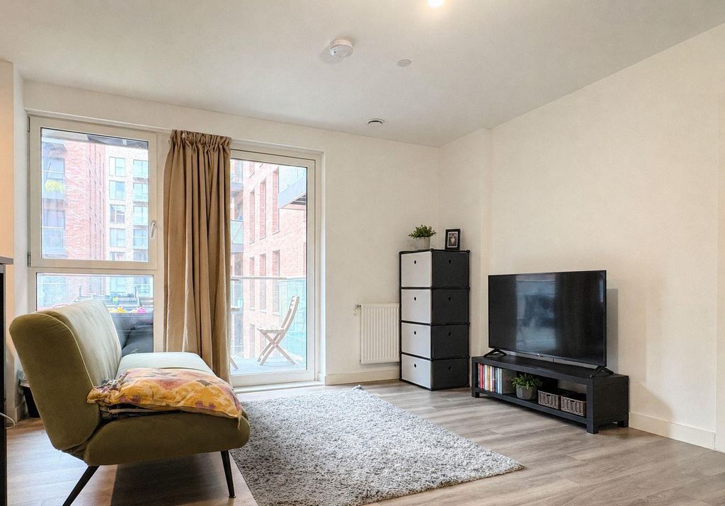 Property photo 3 of 7 Green Street, E13 Studio For Sale By Barrain Londo