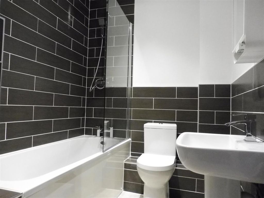 Property photo 2 of 7 Bathroom