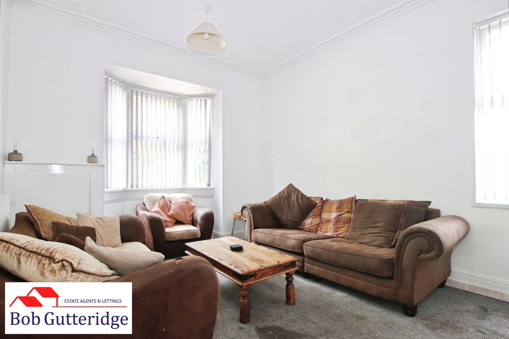 Property photo 3 of 37 Bay Fronted Lounge